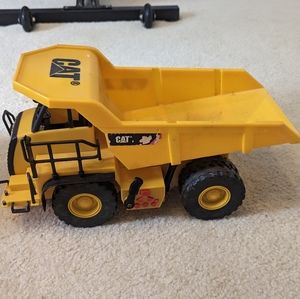 Construction loading truck. Make sounds